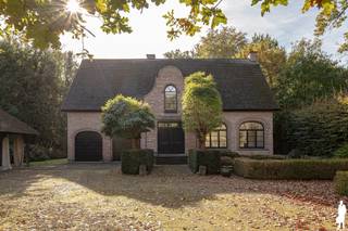 In de gegeerde wijk <strong>Schotenhof </strong>ligt deze unieke <strong>villa</strong>, omringd door groen, nabij scholen, sportclubs en op fietsafstand van twee dorpscentra.<br />De <strong>tuin </strong>ligt zonovergoten op het <strong>zuiden</strong>, zonder inkijk. De voortuin met haar gezellige waterpartij is riant, en kent een prachtig eiken <strong>bijgebouw</strong>, met verwarming en opbergplaats.<br /><br /><strong>INDELING</strong><br />Via enkele treden kom je via een zeer brede inkomdeur in een riante inkomhal. De dubbele glazen deur geeft meteen verbinding met de leefruimte, waar dezelfde mooie natuurstenen vloer doorloopt. Het verhoogde zitgedeelte kent een gezellige open haard. Voorts is er nog een eetgedeelte met toegang tot de keuken. Langs voor- en achterzijde voel je de verbinding met de groene tuin.<br />Aansluitend is de keuken met het hart van de woning, de AGA, en een gezellig eiland met eetgelegenheid. Miele ovens. Het houten werkblad dient opgefrist te worden. De glazen deurtoegang naar het terras en de tuin is heerlijk . Een bureau of polyvalente kamer met eveneens toegang tot het terras en vervolgens een praktische ruime bijkeuken. <br />De dubbele <strong>inpandige garage </strong>biedt niet alleen plaats voor twee auto’s, maar zorgt ook voor extra opbergruimte.<br /><br /><strong>Eerste verdieping</strong><br />De nachthal geeft toegang tot de hoofdslaapkamer, een badkamer en nog drie bijkomende slaapkamers met tal van ingemaakte kasten met een tweede badkamer.<br /><br />Een tweede trap biedt toegang tot een riante kamer met mezzanine en nog eens toegang tot een zolder. <br />Volop ruimte, nog in te delen naar believen.<br />Een kelder met bijzonder veel ruimte.<br /><br />De prachtig aangelegde tuin heeft een ideale <strong>zuid-oriëntatie</strong>, waardoor u hier vanaf de vroege ochtend tot laat in de middag volop van de zon geniet. Een waar paradijs in alle privacy en rust.<br /><br /><strong>Bijzonderheden</strong><br />* Toplocatie: Residentieel en groen gelegen in Schotenhof, vlakbij ’s Gravenwezel, én Schoten, diverse scholen én sportfaciliteiten met ondermeer gerenommeerde tennisclub.<br />* Ruimte & potentieel: Familiewoning met 5 slaapkamers en 2 badkamers.<br />* Buitenleven: Prachtig zonnige tuin met optimale privacy en riant eiken bijgebouw.<br />* Praktisch: Inpandige dubbele garage, én een extra garage én riante voortuin. Comfortabele bijkeuken en opbergzolder. <br /><br />Een unieke gelegenheid.