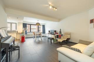 BEZOEKDAG 13 DECEMBER - AFSPRAAK VIA WEBSITEDit volledig opgefriste appartement biedt een aangename en lichtrijke leefruimte met een open, moderne...