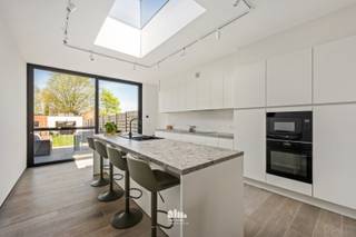 Deze verrassend ruime en volledig gerenoveerde woning werd afgewerkt met duurzame en kwalitatieve materialen en met een duidelijk oog voor detail...