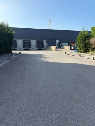 Magazijn van 6.200 m² te huur in Sint‑Niklaas, strategisch gelegen in Europark‑Noord en met uitstekende visibiliteit dankzij de ligging vlak naast...