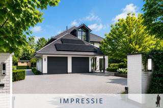 <strong>Eigentijdse villa op ca. 1.246 m² in een fijne woonwijk gelegen te Brasschaat!</strong><br /><br /><strong>Gelegen in de geliefde Bloemaard, een rustige en bijzonder aangename buurt in Brasschaat. Deze straten staan bekend om hun groene omgeving, het veilige karakter en de prettige woonbeleving. Een echte toplocatie waar wonen gelijkstaat aan genieten van rust en comfort, met alle voorzieningen binnen handbereik.</strong><br /><br /><strong>De gelijkvloerse verdieping:</strong><br />- Een <strong>inkomhal </strong>op tegelvloer met vestiaire, gastentoilet en handenwasser<br />- Een <strong>woonkamer </strong>op tegel met <strong>gashaard </strong>en aanpalende <strong>eetkamer</strong>, <strong>grote raampartijen</strong> met zicht op de tuin en schuifraam naar het terras<br />- Een <strong>leefkeuken </strong>met centraal <strong>kookeiland</strong>, inbouwtoestellen (Pelgrim oven, kookvuur, dampkap, dubbele lavabo, vaatwasser), ontbijthoek met schuifraam naar het terras en overvloedig lichtinval<br />- Een <strong>bijkeuken </strong>met aansluiting voor wasapparatuur, lavabo, ingemaakte kasten en deur naar de tuin (tweede ingang)<br />- Een <strong>inpandige garage</strong> met dubbele sectionaalpoort, extra aansluitingen voor wasapparatuur, ingemaakte kasten<br />- Een ondergrondse <strong>kelder </strong>ideaal als extra bergruimte met toegangsdeur en trap naar de begane grond<br /><br /><strong>De eerste verdieping:</strong><br />- Middels glazen trap naar een nachthal op laminaat <br />- Een <strong>hoofdslaapkamer </strong>op laminaat, schuifraam naar het dakterras <br />- Een aanpalende <strong>hoofdbadkamer </strong>met dubbele lavabo, ligbad, inloopdouche, toilet en bidet<br />- Een <strong>tweede en derde slaapkamer </strong>eveneens op laminaat<br />- Een <strong>douchekamer </strong>met inloopdouche, lavabo en toilet<br /><br /><strong>De tweede verdieping:</strong><br />- <strong>Polyvalente ruimte</strong> op laminaat, momenteel ingericht als fitness<br />- <strong>Berging </strong>die fungeert als extra dressing<br />- <strong>Technische ruimte</strong> met o.a. de verwarmingsketel (Vaillant)<br /><br /><strong>De tuin:</strong><br />- <strong>Meerdere terrassen</strong><br />- Een volledig <strong>omheinde </strong>noordoost georiënteerde tuin met automatische poort<br />- <strong>Vijver</strong><br /><strong>- Fietsen -en en tuinberging</strong><br /><strong>- Sproei-installatie</strong><br /><br /><strong>Algemeen</strong><br />- Verwarming op gas d.m.v. <strong>radiatoren</strong> en <strong>vloerverwarming<br /></strong>- blanco elektriciteitsattest<br />- <strong>Airconditioning </strong>in de hoofdslaapkamer<br /><strong>- Elektrische zonneschermen</strong><br />- <strong>Alarmsysteem </strong>aanwezig<br />- <strong>Zonnepanelen </strong>aanwezig<br />- <strong>Videofonie</strong><br /><strong>- Vlotte en logische indeling</strong><br />- <strong>Instapklaar</strong>, met oog voor degelijk onderhoud<br /><strong>- Meubels zijn ter overname</strong><br />- Gelegen in één van de <strong>rustigste </strong>en <strong>fijnste residentiële wijken </strong>in Brasschaat, in de nabijheid van <strong>beschermde natuurgebieden</strong>, op <strong>fietsafstanden van scholen</strong><br />- Goede verhouding van het perceel met <strong>mooie straatbreedte</strong>