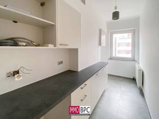 Ontdek dit lichte appartement, volledig gerenoveerd, gelegen in Molenbeek nabij het Karreveld, ideaal voor jonge koppels of kleine gezinnen.Met een...