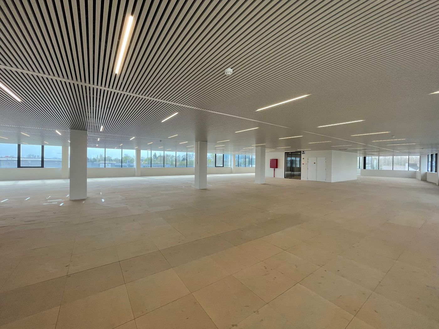 300 m² high-end kantoorruimte te huur, naast/langs E40 in Aalst. - foto 5