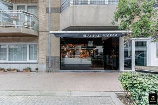 Boucherie entièrement équipée avec garage attenant, située dans un emplacement très commercial, à louer pour cause de départ à la retraite.<br />À proximité de la place Rubens, à côté de la célèbre boulangerie « Notre Dame », ce local commercial entièrement équipé et aménagé en boucherie offre une superficie de 125 m².<br />L'aménagement contemporain, réalisé par Bossuyt, confère au lieu une allure moderne et élégante, avec un long comptoir réfrigéré, une cuisine professionnelle, des appareils de réfrigération, un espace de découpe, un coin lave-vaisselle, un local de stockage à température ambiante et un bureau séparé, le tout conforme aux normes de l'AFSCA. Absolument prêt à l'emploi. L'approvisionnement s'effectue facilement via le garage attenant.<br />Emplacement très commercial dans un quartier de premier choix !