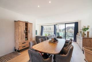 In De Smet de Naeyerlaan in Blankenberge vind je deze ruime en recente omgekeerde duplex (bouwjaar 2022) met een bewoonbare oppervlakte van maar liefst 114 m². Dankzij de doorzonindeling geniet je hier de hele dag van natuurlijk licht en een open zicht aan zowel de voor- als achterzijde.

De leefruimte bevindt zich op de bovenste verdieping en voelt bijzonder ruim en aangenaam aan. Grote raampartijen zorgen voor een lichtrijke sfeer en geven toegang tot twee terrassen waar je maximaal van de buitenlucht kan genieten. De open keuken is volledig uitgerust en vormt samen met de leefruimte het hart van het appartement. Aansluitend is er nog een berging met een apart gastentoilet.

Op het gelijkvloerse niveau bevinden zich de slaapkamers en de badkamer. Van hieruit heb je rechtstreekse toegang tot de tuin, wat dit appartement extra comfortabel en uniek maakt. De tuin beschikt bovendien over een praktische opbergruimte.

Verder is het appartement voorzien van vloerverwarming, rolluiken, voldoende bergruimte en alle hedendaags comfort. De ligging is een absolute troef: vlakbij het centrum van Blankenberge, winkels, openbaar vervoer en alle voorzieningen, maar toch met een open en rustig gevoel.

Het gebouw beschikt bovendien over een gemeenschappelijke fietsenberging en een afvallokaal. Kortom, aan alles werd hier gedacht.

👉 Plan nu je bezoek via jens@keyimmo.be of 0496 41 55 77 en ontdek dit fantastische duplexappartement in Blankenberge.