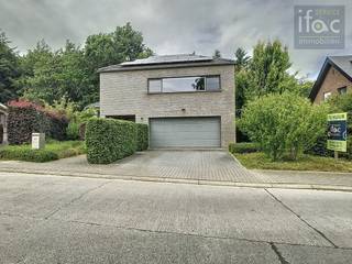 Verhuurperiode 1 jaar van 09/2025 t/m 08/2026. Exclusieve moderne split level-villa van 2007, tuin grenzend aan Moorselbos, gelegen in...