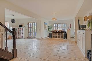 Très grand appartement de 335 m², réparti sur 3 étages, au coeur de Kortenberg, à proximité des supermarchés, des transports publics et des...