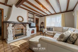 Interesse? Meer informatie op www.SWEVERS.be. - Charmante open bebouwing op Savoerenweg 31 in Heusden-Zolder, gelegen in een rustige, doodlopende straat. De woning uit 1982 verkeert in een verzorgde staat en is gerenoveerd (2016-2017) met nieuwe PVC-ramen, zonnepanelen en gasketel. Ze beschikt over een leefruimte van 27,75 m² met open haard, een praktische keuken van 8,25 m² en een ruime houten veranda van 20 m², zuidwestelijk georiënteerd voor veel licht en zon. Op de verdieping zijn drie slaapkamers (13,40 m², 19,5 m² en 8,04 m²) en een functionele badkamer aanwezig.<br /><br />Daarnaast biedt de woning een inpandige garage van 30 m² met elektrische poort en een perceel van 5a 56ca met zonnige tuin en sfeervolle buitenverlichting. De ligging is bijzonder praktisch: scholen, winkels en openbaar vervoer zijn in de buurt, en de snelweg ligt op slechts 4,8 km. Zo combineert deze woning comfort, rust en een centrale ligging, direct bewoonbaar en met mogelijkheden om eigen accenten toe te voegen.