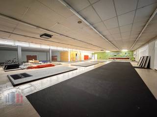 Op een uitstekende locatie vlakbij het centrum van Aartrijke bieden wij dit veelzijdige handelspand van +/- 837 m² aan. Het pand combineert...