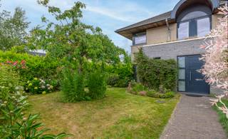 Instapklare villa met garage, drie slaapkamers voorzien van alle comfort.Praktisch gelegen in de nabijheid van invalswegen, winkelmogelijkheden en...