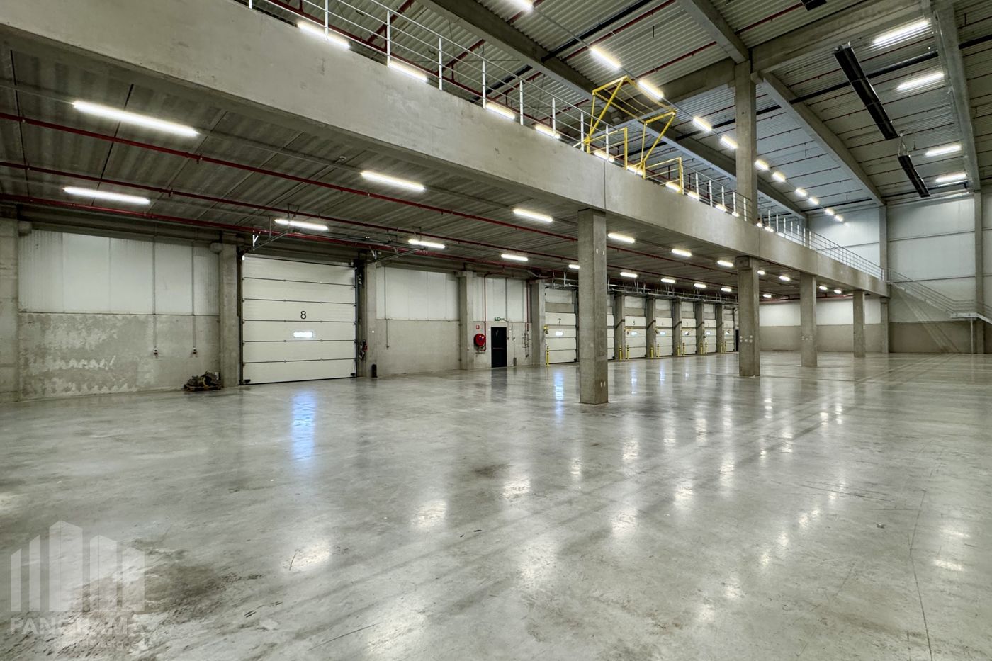 Entrepôt de 6.515 m², mezzanine de 756 m² et bureaux de 190 m², idéalement situés - photo 4
