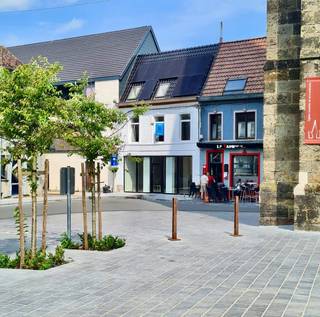 KANTOOR/WINKEL/HORECAZAAK, ZONNEPANELEN, ACHTERLIGGENDE PARKING met LAADPAAL. TOPGELEGEN op de Markt van Frasnes. INDELING: grote handelsruimte...