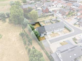 <p><span>Rustig gelegen halfopen woning met landelijk zicht in kindvriendelijke wijk te Moorsele.</span></p><p><span>Richtprijs 399 000 euro.</span></p><p><span>Op het einde van een rustige woonstraat, in een bijzonder </span><span>kindvriendelijke wijk met openbaar speeltuintje</span><span>, vinden we deze instapklare halfopen woning met een prachtig </span><span>landelijk zicht</span><span> achteraan. Een ideale thuis voor gezinnen die houden van rust, veiligheid en een groene omgeving.</span></p><p><span>De woning beschikt over een </span><span>lichtrijke leefruimte</span><span> met open keuken en aansluitende </span><span>praktische berging</span><span>. Vooraan bevindt zich momenteel een </span><span>ingerichte praktijkruimte</span><span>, maar deze kan perfect dienen als </span><span>thuiskantoor</span><span>. Hier is bovendien </span><span>airco</span><span> aanwezig, wat het extra comfortabel maakt om er te werken.</span></p><p><span>Op de bovenverdieping zijn er </span><span>drie volwaardige slaapkamers</span><span>, waarvan één uitgerust met </span><span>airco</span><span>, en een </span><span>badkamer</span><span> met douche, bad, lavabo en toilet.</span></p><p><span>Buiten geniet je van een </span><span>aangelegde tuin</span><span> met open zicht op de zijliggende velden. Het </span><span>terras</span><span>, </span><span>tuinhuis</span><span> en </span><span>overkapping</span><span> maken dit tot een heerlijke plek om te ontspannen en te genieten van de rust.</span></p><h2><span>Troeven</span></h2><ul><li><span>Rustige ligging op het einde van de straat</span></li><li><span>Kindvriendelijke wijk met speeltuintje</span></li><li><span>Praktijkruimte / thuiskantoor met airco</span></li><li><span>Lichtrijke leefruimte met open keuken</span></li><li><span>3 slaapkamers, waarvan 1 met airco</span></li><li><span>Badkamer met bad, douche, lavabo en toilet</span></li><li><span>6 zonnepanelen</span></li><li><span>Aangelegde tuin met landelijk zicht</span></li><li><span>Terras, tuinhuis en overkapping</span></li></ul><h2><span>Bezoekweek</span></h2><p><span>Er is een </span><span>bezoekweek voorzien van 10 tot 16 augustus</span><span>. Gelieve vooraf te verwittigen via mail of telefoon.</span></p><p><span><span>stijn@vastgoedkantoorvanassche.be</span></span><span> of 0476763876</span></p>