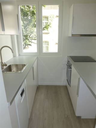 IXELLES, ideaal gelegen, dicht bij Louise, Flagey en de vijvers, studio van ±32m², eerste bewoning na volledige renovatie. Op de 1e...
