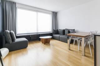 1030 SCHAERBEEK (Allée des Freesias 18) - Gelegen in de bloemenwijk van Schaerbeek, vlak bij de NAVO en het Josaphatpark, biedt Trevi u een gemeubileerd appartement met 1 slaapkamer van ± 50 m². Dit appartement is als volgt ingedeeld: inkomhal, woonkamer, volledig uitgeruste keuken, slaapkamer, badkamer met wasruimte. Fietsenstalling in de kelder. Huurprijs: 1.100 € Kosten: voorschot van 160 € (water, verwarming, gemeenschappelijke kosten) EPC: C- (139 kWh/m²/jaar // 27 kg/m²/jaar). Huurcontract van minimaal 1 jaar, maar 3 jaar is ook mogelijk. 2 maanden huurwaarborg. Per direct beschikbaar. Informatie bezichtigingen: Louis Meert 0477 57 98 87 LMEERT@TREVI.BE