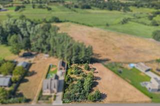 Deze uniek gelegen bouwgrond is geschikt voor een open bebouwing en heeft een straatbreedte van maar liefst 30 meter. De rustige, landelijke ligging met een goede verbinding naar het centrum van Geel en omliggende gemeenten maken van deze bouwgrond de ideale plaats om uw thuis te bouwen.<br /><br />Kenmerken:<br />- Totale oppervlakte 1.515 m²<br />- Perceelbreedte: 30 m<br />- Perceeldiepte: 50 m<br />- Gevelbreedte: 18 m<br />- Bouwdiepte: 20 m<br />- Bestemming: woongebied met landelijk karakter<br /><br />Het perceel leent zich perfect voor het bouwen van een ruime villa.<br /><br />Voor meer informatie over de mogelijkheden bij dit perceel bent u altijd welkom op ons kantoor of kan u ons steeds bereiken via info@vastengoed.be of 014 72 73 74.<br /><br />Wenst u een gratis schatting van uw eigendom? Contacteer ons vrijblijvend voor een afspraak!