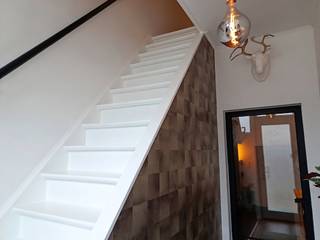 <strong>Kortrijk - Zeer verzorgde instapklare woning met tuin te koop.</strong>
<p>Op zoek naar een woning waar u meteen kunt intrekken? Deze uiterst verzorgde instapklare woning met tuin combineert comfort, ruimte en een hoogwaardige afwerking.</p>

<p>Bij het binnenkomen wordt u verwelkomd in een nette inkomhal. De gezellige leefruimte sluit naadloos aan op de moderne, volledig uitgeruste keuken. De luxueus vernieuwde badkamer (5 jaar geleden gerenoveerd) is een echte blikvanger en beschikt over een professionele hammam voor ultieme ontspanning.</p>

<p>Op de <u>eerste verdieping</u> bevinden zich twee ruime slaapkamers, waarvan één met een praktische dressing. De geïsoleerde zolder op de <u>tweede verdieping</u> biedt de mogelijkheid om eenvoudig een extra slaapkamer of hobbyruimte te creëren. Daarnaast beschikt de woning over een droge kelder.</p>
<strong>Troeven:</strong>

<ul><li>Instapklaar en recent volledig herschilderd</li><li>Luxueuze badkamer met professionele hammam</li><li>LED-verlichting in de volledige woning</li><li>Waterverzachter</li><li>Conforme elektriciteitskeuring</li><li>Geïsoleerde zolder met uitbreidingsmogelijkheden</li><li>Droge kelder</li><li>Gezellige tuin</li></ul>
Een woning die kwaliteit, comfort en potentieel perfect combineert.