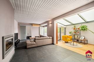 <p><strong>Ben je op zoek naar een ruime woning met handelsruimte, polyvalente ruimte, 2 à 3 slaapkamers én tuin in Erembodegem? Zo Gevonden!</strong></p>
<p>Met een bewoonbare oppervlakte van 272 m² op een perceel van 310 m² biedt deze eigendom heel wat ruimte en mogelijkheden. Dankzij de centrale ligging, nabij winkels, scholen, openbaar vervoer en belangrijke invalswegen, geniet je van een uitstekende bereikbaarheid. Bovendien beschikt de woning over een gunstig EPC-label C (206 kWh/m²/jaar), en centrale verwarming op aardgas.</p>
<p>Op het gelijkvloers vind je een commerciële ruimte van ca. 40 m², ideaal als winkel, kantoor of praktijk, aangevuld met een polyvalente ruimte van 69 m², een hobbyruimte van 10 m², een badkamer met douche, een afzonderlijk toilet en een berging/technische ruimte. Achteraan bevindt zich een aangename tuin van ca. 130 m².</p>
<p>Het woongedeelte bevindt zich op de verdiepingen en omvat een lichtrijke woonkamer, een gezellige zitkamer, een ingerichte keuken, een slaapkamer van 14,9 m², een tweede badkamer met ligbad en een zonnig dakterras. Op de tweede verdieping bevindt zich een ruime slaapkamer van 29,6 m², die eenvoudig kan worden opgesplitst in twee slaapkamers, waardoor de woning over drie slaapkamers kan beschikken.</p>
<p>Een ideale eigendom voor wie wonen en werken wil combineren of op zoek is naar veel ruimte en tal van mogelijkheden. Contacteer ons snel voor een bezoek!</p>