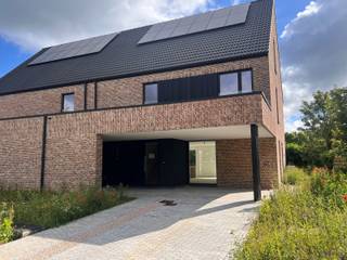 <p>Deze 2 prachtige en royale nieuwbouwwoningen zijn gelegen in een rustige woonstraat, doch op slechts enkele minuten van de oprit van autostrade en vlakbij het centrum van Aarschot.<br />De woningen worden volledig afgewerkt en beschikken over 5/6 slaapkamers en maar liefst 3 badkamers.<br />De woningen zijn volledig instapklaar en geschilderd !<br />Lot 1: 4 are 83 ca : 690.000 euro excl. kosten<br />Lot 2: 3 are 97 ca : 680.000 euro excl. kosten<br />Indien u voldoet aan de voorwaarden, kan u aankopen aan 6% BTW</p>