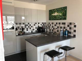 Dit licht en ruim appartement van 92 m² met 2 slaapkamers, gelegen op een toplocatie, biedt een comfortabel en huiselijk gevoel dankzij de grote leefruimte met veel natuurlijke lichtinval. De volledig uitgeruste keuken en moderne badkamer zorgen voor optimaal comfort. Geniet van een zonnig terras met mooi uitzicht. Het appartement beschikt over een privékelder, een gemeenschappelijke afgesloten fietsenstalling en een autostaanplaats op -3. De vlotte verbinding met openbaar vervoer, winkels en scholen op wandelafstand maakt het een ideale woonst.Centrale verwarming met WKK en warmtepomp, een collectief ventilatiesysteem en airco in de woonkamer zorgen voor een aangenaam binnenklimaat. Het dubbel hoogrendementsglas met aluminium profielen draagt bij aan de energie-efficiëntie. Drie liften, een Bringme box voor pakjesontvangst en een afvallokaal maken het leven gemakkelijk. Meerdere tramverbindingen voor de deur en een Velo station bieden vlotte mobiliteit. De nabijheid van de Ring en belangrijke invalswegen, parken, horeca, de jachthaven, het MAS en winkelbuurten op wandelafstand maakt de locatie extra aantrekkelijk.Dit instapklare appartement is perfect voor wie op zoek is naar een aangename woonst in een levendige buurt. De toplocatie biedt alles wat je nodig hebt voor een comfortabel leven.De algemene voorwaarden van Dewaele DIY kunt u steeds raadplegen via dewaele.com.Bestuursmaatregelen in het maatregelenregister: in aanvraag