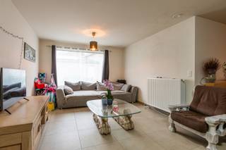 In het hartje van Heusden, op wandelafstand van de bakker, slager, grootwarenhuizen, ... vinden we dit kleinschalig appartementsgebouw...