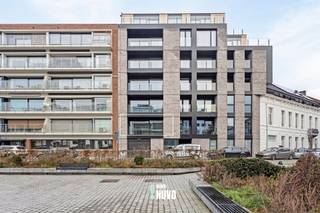 <p><span>BEN-nouvelle construction appartement 2 chambres au cœur d’Aalst</span></p><p><span> </span></p><p><span>Den Botanikken Hof est un mélange de rénovation et de nouvelle construction au centre d'Aalst, situé sur la place récemment rénovée de Bauwens, à seulement 3 minutes de la gare et à moins de 5 minutes de la plus belle rue commerçante.</span></p><p><span><br />Cet app. B 1.1 est situé au premier étage et a vue sur la cour intérieure et le jardin intérieur. Hall d’entrée pratique, séjour lumineux donnant sur la première terrasse, cuisine entièrement équipée avec îlot et débarras attenant. De plus, l'appartement dispose d'un WC séparé, de 2 chambres et d'une salle de bain équipée. Vous avez accès à la terrasse qui donne sur le jardin intérieur depuis les deux chambres.</span></p><p><span> Avantages supplémentaires :</span></p><ul><li><span>Vous bénéficiez d'une réduction de 50 % sur la taxe foncière pendant 5 ans</span></li><li><span>Factures d'énergie faibles grâce à un appartement presque neutre en énergie</span></li><li><span>2 panneaux solaires</span></li><li><span>Cave</span></li><li><span>Abri à vélos couvert</span></li></ul><p><span><br />Achat obligatoire d'un emplacement de stationnement souterrain : (P1) € 30 000</span></p><p><span>Achat sous droits d'enregistrement.</span></p><p><span><br />Pour plus d'informations ou une visite, contactez Ann au 0477 41 46 16.</span></p>