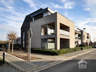<p>Te koop: Verzorgd gappartement in het centrum van Tielt-Winge, op wandelafstand van scholen, openbaar vervoer en het administratief centrum.</p><p><br /></p><p>Dit appartement, gebouwd in 2008, combineert een praktische indeling met een gunstige ligging nabij invalswegen. Het energiezuinige EPC-label B zorgt voor een lage energiekost, terwijl het ruime terras van 35 m² een aangename buitenruimte biedt. Bovendien beschikt het pand over een private kelder en een binnenstaanplaats, wat het wooncomfort verhoogt.</p><p><br /></p><p>Belangrijkste ruimtes:</p><p>• Woonkamer met veel lichtinval en toegang tot het terras</p><p>• Keuken met keramische kookplaat, oven, koelkast, vaatwasser en spoelbak</p><p>• Twee slaapkamers</p><p>• Badkamer met ligbad, wastafel in meubel en thermostatische kraan</p><p>• Berging met aansluiting voor wasmachine en droogkast</p><p>• Individuele private kelder</p><p>• Binnenstaanplaats</p><p>• Toilet met handenwasser</p><p><br /></p><p>Troeven:</p><p>• Vernieuwde verwarmingsketel</p><p>• Energiezuinig wonen dankzij EPC-label B</p><p>• Ruim terras van 35 m² voor buitenplezier</p><p>• Centrale ligging nabij voorzieningen en invalswegen</p><p><br /></p><p>Neem vandaag nog contact op met je ERA-makelaar voor een bezoek.</p><p><br /></p><p>JOUW DROOMAPPARTEMENT. ZO GEVONDEN!</p>