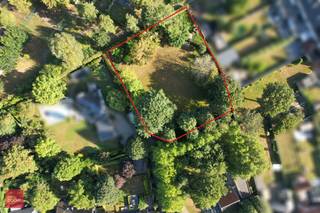 perceel bouwgrond in groene oase. Wandelafstand centrum. Alle info ten kantore.