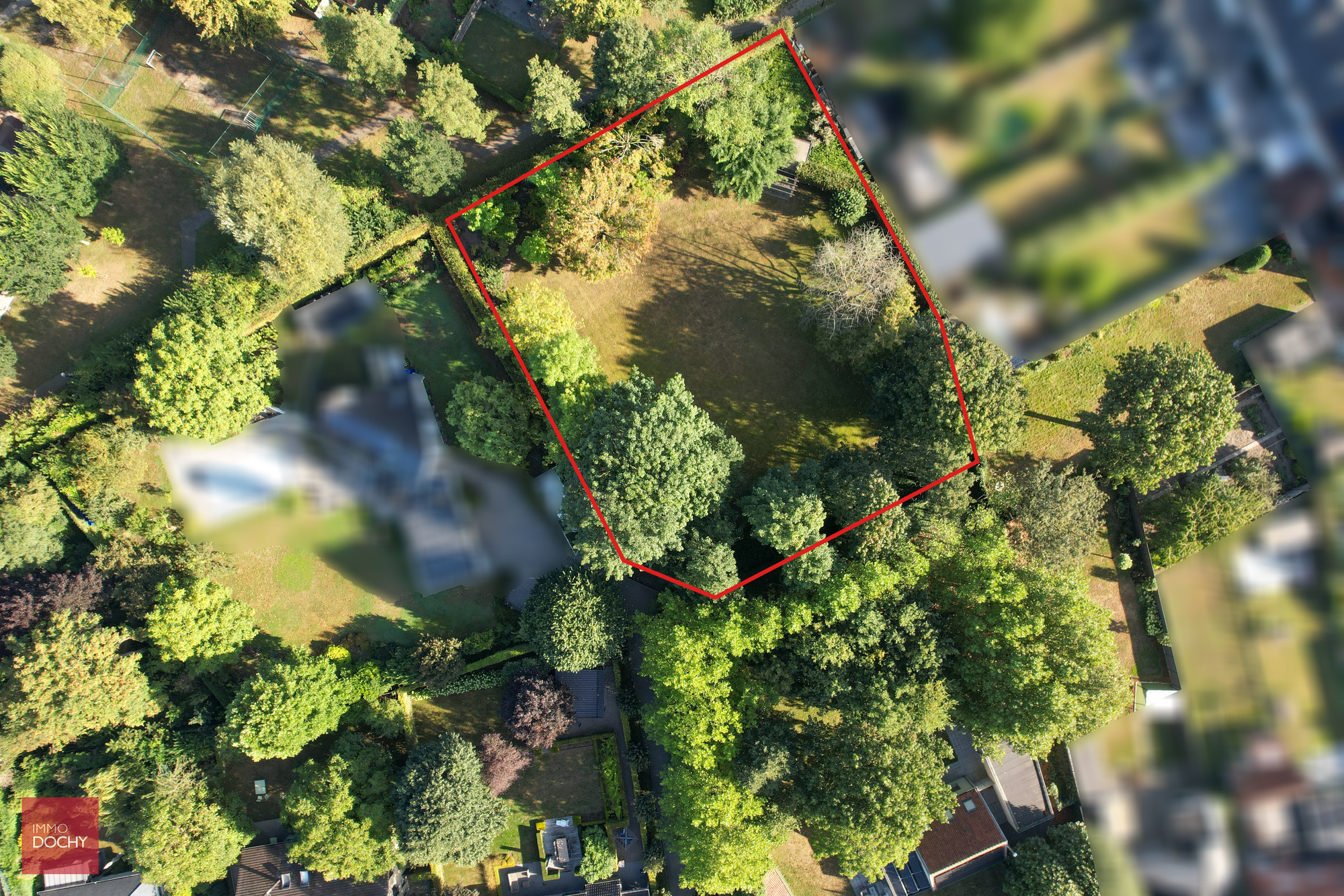 perceel bouwgrond in groene oase. Wandelafstand centrum. Alle info ten kantore.