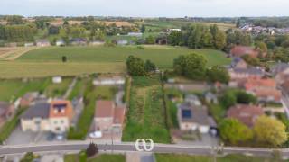 Ben jij op zoek naar een ruime bouwgrond in een rustige en groene omgeving? Deze bouwgrond, gelegen aan Boekendries 15 in Michelbeke (Brakel), biedt een mooie opportuniteit voor wie zijn toekomstige woning volledig naar eigen wensen wil realiseren.<br /><br />Het perceel heeft een oppervlakte van maar liefst 1.493 m² en beschikt over een straatbreedte van circa 17 meter. De grond is bestemd voor het oprichten van een woning in open bebouwing en biedt dankzij de ruime perceeloppervlakte heel wat mogelijkheden voor het realiseren van een comfortabele gezinswoning met een aangename tuin.<br /><br />De landelijke ligging zorgt voor de nodige rust en ruimte, terwijl je toch geniet van een vlotte verbinding met het centrum van Brakel en de omliggende gemeenten.<br /><br />Een interessante bouwgrond voor wie op zoek is naar ruimte, groen en de mogelijkheid om een woning volledig naar eigen wensen te realiseren.<br /><br />Interesse in deze bouwgrond? Neem gerust contact met ons op voor meer informatie over de mogelijkheden.