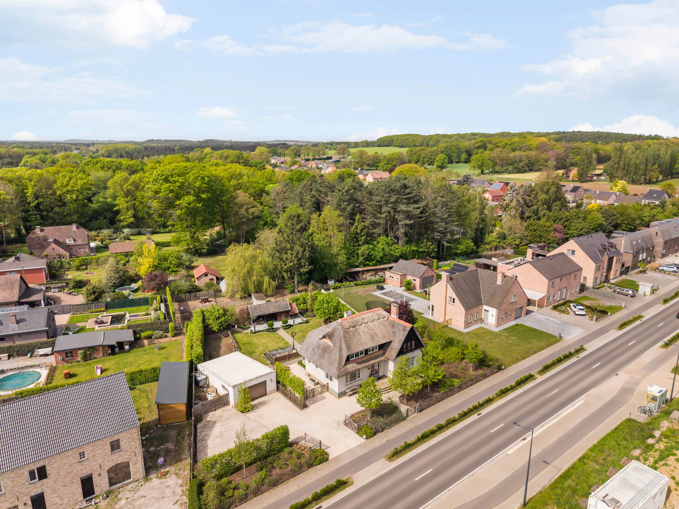 Karaktervolle landelijke villa met mooi aangelegde tuin van +-1424m² op een uitstekende locatie te Lummen. - foto 4