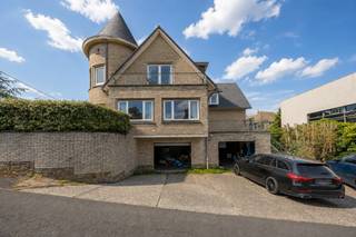 Située dans un quartier résidentiel calme de Coxyde, Villa Rose de France est une villa authentique et pleine de charme datant de 1968, qui se distingue par son architecture remarquable, son allure majestueuse et son exceptionnel potentiel d’avenir.<br />Cette propriété constitue une opportunité rare pour les personnes à la recherche d’espace, de caractère et d’un projet de rénovation à la côte belge.<br /><br />La villa est implantée sur un beau terrain de 770 m² et offre environ 240 m² de surface habitable, hors sous-sol spacieux et grenier.<br />Le vaste sous-sol (108 m²) représente un atout majeur. Il comprend plusieurs espaces de rangement ainsi que deux grands garages, idéals pour le stockage, un atelier, un espace hobby, un local à vélos ou tout simplement pour des facilités de stationnement supplémentaires. En outre, quatre véhicules supplémentaires peuvent être stationnés devant les garages.<br />La villa bénéficie également d’une grande terrasse idéalement orientée au soleil ainsi que d’un agréable jardin, permettant de profiter pleinement du calme et de la vie en extérieur.<br /><br />La maison profite d’une belle luminosité naturelle et dispose déjà de châssis en PVC récents avec double vitrage.<br />Actuellement, le bâtiment est aménagé en trois unités de logement distinctes :<br />un appartement au rez-de-chaussée avec deux chambres (128 m²) ;<br />un appartement d’une chambre (50 m²) ;<br />un spacieux studio (47 m²).<br /><br />La propriété comprend dès lors trois cuisines, trois salles de bains et trois chaudières individuelles au gaz récemment remplacées.<br />Cette configuration offre de nombreuses possibilités, notamment pour une occupation personnelle combinée à un logement intergénérationnel ou à un investissement locatif.<br /><br />Par ailleurs, Villa Rose de France constitue également une base idéale pour être réaménagée en une vaste villa familiale de caractère, avec de généreux espaces de vie, plusieurs chambres, un espace professionnel ou encore un logement pour invités.<br />Bien que la villa nécessite une modernisation afin de répondre aux standards actuels en matière de confort et de performance énergétique, elle offre à son futur propriétaire l’opportunité de créer une villa côtière de caractère entièrement selon ses goûts.<br />L’un des plus grands atouts de Villa Rose de France réside sans aucun doute dans son apparence.<br />Sa façade pleine de caractère, sa tour ronde emblématique, ses volumes généreux, sa terrasse orientée au soleil, son jardin et ses détails architecturaux authentiques lui confèrent une présence unique devenue rare sur le marché actuel.<br />Il ne s’agit pas d’une habitation standard, mais bien d’une propriété dotée de personnalité, de charme et d’un potentiel exceptionnel.<br /><br />La situation dans la Friquetteweg combine tranquillité et proximité de toutes les commodités de Coxyde.<br />La plage, les dunes, les itinéraires de promenade et de cyclisme, les commerces, les restaurants, les transports en commun ainsi que les communes côtières avoisinantes sont facilement accessibles.<br />Coxyde est réputée pour ses larges plages de sable, ses vastes dunes, ses espaces naturels et son cadre de vie particulièrement agréable. Que ce soit pour une résidence principale, une seconde résidence ou un investissement, il s’agit d’un emplacement à l’attrait durable.<br /><br /><u>Les principaux atouts de cette propriété :</u>
<ul>
<li>Villa authentique de 1968 au caractère unique</li>
<li>Terrain de 770 m²</li>
<li>Environ 240 m² de surface habitable, hors sous-sol et grenier</li>
<li>Grand sous-sol avec plusieurs espaces de rangement et deux grands garages</li>
<li>Actuellement divisée en trois unités d’habitation</li>
<li>Idéale pour être réaménagée en une vaste maison familiale</li>
<li>Trois cuisines, trois salles de bains et trois chaudières au gaz</li>
<li>Architecture de charme avec tour emblématique et façade de caractère</li>
<li>Projet de rénovation offrant de nombreuses possibilités</li>
<li>Situation résidentielle calme à Coxyde</li>
<li>Accès aisé à la plage, aux dunes, aux commerces, aux restaurants et aux transports en commun</li>
</ul>
En résumé Villa Rose de France s’adresse à ceux qui savent voir au-delà de l’état actuel du bien et reconnaître son potentiel exceptionnel.<br />Une villa de caractère offrant espace, élégance et de multiples perspectives d’avenir, idéalement située dans un quartier recherché de Coxyde.<br />Une opportunité unique pour les amateurs de propriétés de caractère sur la côte belge.<br />Ne manquez pas cette occasion et planifiez votre visite dès aujourd’hui !<br />Certaines photos ont été retouchées numériquement afin de mieux illustrer le potentiel de la propriété. Ces images sont fournies à titre purement indicatif et ne sont pas contractuelles.
