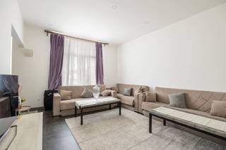 <p><span><strong>CENTRAAL GELEGEN INSTAPKLAAR APP MET 2 SLPK</strong></span></p><p><span><strong> </strong></span></p><p><span><span>Dit </span><strong>instapklaar appartement</strong><span> met </span><strong>twee slaapkamers</strong><span> biedt comfortabel wonen in het hart van </span><strong>Borgerhout</strong><span>. Het appartement werd recent volledig gerenoveeerd, waardoor er geen verdere werken nodig zijn. Gelegen op de eerste verdieping van een kleinschalig gebouw zonder algemene kosten, op wandelafstand van winkels, openbaar vervoer en het Rivierenhof.</span></span></p><p><span><strong> </strong></span></p><p><span><strong><u>Troeven:</u></strong></span></p><p><span><span>-Instapklaar</span></span></p><p><span><span>-Gunstig EPC</span></span></p><p><span><span>-Conforme elektrische keuring</span></span></p><p><span><span>-Geen algemene kosten</span></span></p><p><span><span>-Centraal gelegen</span></span></p><p><span><span>-Dak conform</span></span></p><p><span><span>-Asbestveilig</span></span><br /><br /> </p><p> </p><p><span><span> </span></span></p>