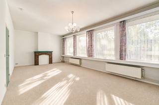 <p>Charmant appartement in de residentiële wijk Pulhof in Berchem, met twee terrassen en een garagebox met oprit.<br /><br />Dit lichtrijke appartement is gelegen in de groene en gegeerde wijk Pulhof, een rustige en karaktervolle woonomgeving in Berchem met parken, scholen en openbaar vervoer vlakbij. De ruime living geniet van veel natuurlijke lichtinval en sluit aan op een aangenaam zuidgericht terras waar je volop van zonnige momenten kan genieten. <br />Het appartement is te renoveren en biedt daardoor volop mogelijkheden om de ruimtes volledig naar eigen smaak en wensen te vernieuwen. Een mooie kans om van een appartement op een toplocatie jouw eigen droomplek te maken.<br />Extra comfortabel is de garage met oprit, goed voor plaats aan twee wagens, een zeldzame troef in deze buurt. <br /><br />Belangrijkste ruimtes:<br />• Ruime woonkamer met veel lichtinval<br />• Keuken uitgerust met gasfornuis, koelkast, diepvries en dubbele spoelbak<br />• Twee volwaardige slaapkamers <br />• Badkamer met ligbad en dubbele spoelbak<br />• Een terras vooraan en achteraan<br />• Inkomhal met vestiaire en parlofoon<br /><br />Troeven:<br />• Gelegen in de residentiële en groene wijk Pulhof in Berchem<br />• Volledig in te richten naar eigen smaak en wensen<br />• Garagebox en oprit <br />• Kelderberging<br /><br />Neem vandaag nog contact op voor een bezoek. JOUW DROOMAPPARTEMENT. ZO GEVONDEN!</p>