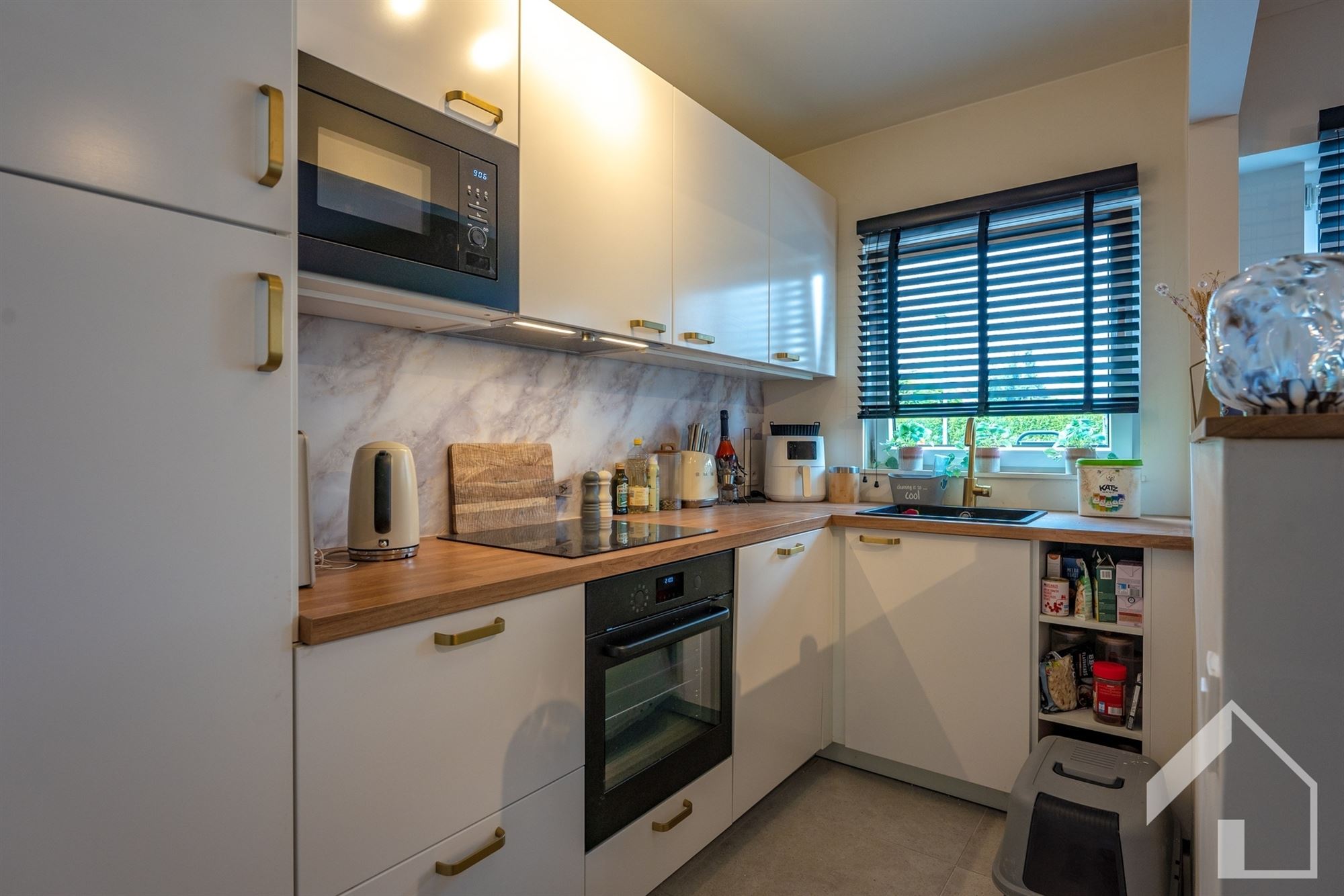 Totaal gerenoveerd gelijkvloersappartement met 2 slaapkamers en garagebox - foto 4