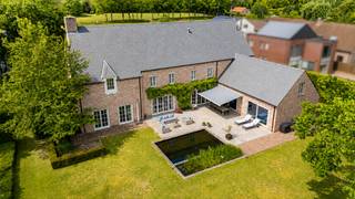 Deze ruime villa in originele paepesteen is gelegen op een royaal perceel van 2.232 m² in een bijzonder rustige omgeving te Geel. De woning...