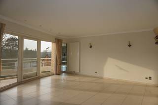 Modern appartement in het centrum van Paal met een ideale ligging. Dit ruime en lichtrijke appartement omvat een inkomhal, een gezellige living...