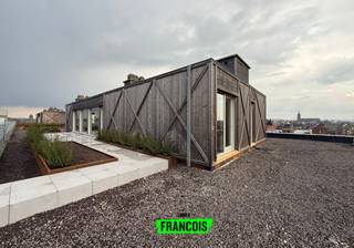 Op de dakverdieping van een gerenoveerd gebouw, treffen we dit unieke penthouse. De penthouse combineert de nieuwste technieken, een warme...