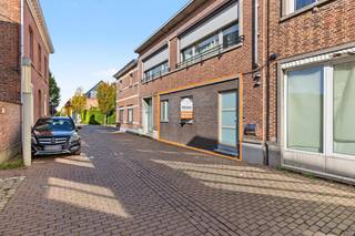 <strong>Volledig gerenoveerd gelijkvloers appartement met privatief terras in het hart van Kruibeke.</strong><br /><br />Op zoek naar een instapklaar appartement waar comfort, ruimte en privacy centraal staan? Dit volledig gerenoveerde gelijkvloerse appartement in de Ambachtstraat 25A in Kruibeke combineert een aangename woonomgeving met een praktische indeling en een uitstekende ligging vlak bij de dorpskern.<br /><br />Bij het binnenkomen ontdek je een ruime en lichtrijke leefruimte met open keuken, waar gezelligheid en functionaliteit hand in hand gaan.<br />Het appartement beschikt over <strong>twee volwaardige slaapkamers</strong>, een badkamer, een ruime berging en een apart toilet.<br />Een absolute troef is het aangename terras, waar <strong>privacy vooropstaat</strong>.<br />Ook de locatie is een grote troef. Je woont op korte afstand van de dorpskern van Kruibeke, met winkels, dagelijkse voorzieningen en horecazaken in de buurt. Zo combineer je rustig wonen met het gemak van alles binnen handbereik.<br />Ook de ruimere omgeving van Kruibeke biedt mogelijkheden om erop uit te trekken. De Polders van Kruibeke zijn een mooie troef voor wie graag wandelt of fietst in een groene omgeving.<br /><br />Op technisch vlak scoort dit appartement zeer goed: het beschikt over een <strong>conforme elektrische keuring, asbestveilig en een gunstige EPC-score</strong>.<br /><br />Wens je meer info of een bezoek ter plaatse? contacteer Peggy: 0478/37.00.82 of peggy@berno.be