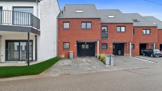 <h2><span>Ruime, energiezuinige gezinswoning met 5 slaapkamers, 2 badkamers en dubbele garage</span></h2>
<p><span>Op zoek naar een </span><strong><span>recente en bijzonder ruime gezinswoning</span></strong><span> op een rustige locatie in Maasmechelen? Deze instapklare woning uit </span><strong><span>2019</span></strong><span> biedt maar liefst </span><strong><span>208 m² woonoppervlakte</span></strong><span>, </span><strong><span>5 slaapkamers, 2 badkamers</span></strong><span>, een zonnige tuin én een </span><strong><span>grote dubbele garage</span></strong><span>.</span></p>
<p><span>De woning is rustig gelegen en combineert aangenaam wonen met een goede bereikbaarheid. Scholen, winkels, shoppingcentra, openbaar vervoer en natuur- en wandelgebieden bevinden zich in de nabije omgeving. Ook de belangrijkste verbindingswegen richting </span><strong><span>Nederland, Genk en de autosnelwegen</span></strong><span> zijn vlot bereikbaar.</span></p>
<p><span>Via de inkomhal met apart gastentoilet komt u binnen in de </span><strong><span>ruime en lichtrijke leefruimte</span></strong><span> met open, volledig ingerichte keuken. Aansluitend bevindt zich een praktische berging.</span></p>
<p><span>Grote schuiframen zorgen voor veel natuurlijk licht en geven rechtstreeks toegang tot het terras en de </span><strong><span>zonnige, volledig omheinde tuin</span></strong><span>. Een fijne plek waar binnen- en buitenleven mooi in elkaar overvloeien.</span></p>
<p><span>Op de eerste verdieping bevinden zich </span><strong><span>vier volwaardige slaapkamers</span></strong><span> en een ruime badkamer, uitgerust met een dubbele wastafel, grote inloopdouche en toilet.</span></p>
<p><span>De tweede verdieping vormt een absolute meerwaarde van deze woning. Hier bevindt zich een </span><strong><span>zeer ruime vijfde slaapkamer met een tweede badkamer</span></strong><span>, voorzien van douche, wastafel en toilet. Deze verdieping leent zich uitstekend als masterverdieping, tienerkamer, thuisbureau of hobbyruimte. Door de royale oppervlakte bestaat bovendien de mogelijkheid om deze ruimte op te delen in </span><strong><span>twee afzonderlijke kamers</span></strong><span>.</span></p>
<p><span>Ook buiten biedt de woning extra comfort. Achteraan het perceel bevindt zich een </span><strong><span>grote dubbele garage met sectionaalpoort</span></strong><span>, ideaal voor meerdere wagens, fietsen en extra bergruimte.</span></p>
<p><span>Daarnaast scoort de woning uitstekend op het vlak van energiezuinigheid. </span><strong><span>Vloerverwarming op aardgas en zonnepanelen</span></strong><span> zorgen voor een aangenaam wooncomfort en een laag energieverbruik.</span></p>
<h3><span>Troeven</span></h3>
<ul>
<li><span>Recente woning, gebouwd in </span><strong><span>2019</span></strong></li>
<li><span>Maar liefst </span><strong><span>208 m² woonoppervlakte</span></strong></li>
<li><strong><span>5 ruime slaapkamers</span></strong></li>
<li><strong><span>2 volwaardige badkamers</span></strong></li>
<li><span>Mogelijkheid tot </span><strong><span>6 slaapkamers</span></strong></li>
<li><span>Ruime en lichtrijke leefruimte</span></li>
<li><span>Volledig ingerichte open keuken</span></li>
<li><strong><span>Zonnige en volledig omheinde tuin</span></strong></li>
<li><strong><span>Grote dubbele garage</span></strong></li>
<li><span>Vloerverwarming</span></li>
<li><span>Zonnepanelen</span></li>
<li><span>Energiezuinig</span></li>
<li><span>Rustige ligging met goede bereikbaarheid</span></li>
</ul>
<p><strong><span>Een uitzonderlijk ruime en recente gezinswoning voor wie veel wooncomfort, meerdere slaapkamers en twee badkamers zoekt zonder in te boeten aan energiezuinigheid.</span></strong></p>