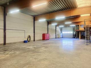 Entrepôt d'environ 611 m² à louer à Gavere comprenant des bureaux et des mezzaninesEntrepôt spacieux avec portail sectionnel à louer à Gavere, idéal pour le stockage. Spécifications :- Hauteur de l'entrepôt : 5 m- Porte sectionnelle 4,20 x 4 (HxL)- Entrepôt au rez-de-chaussée de 285 m²- Mezzanines de 206 m²- Bureaux + cuisine + sanitaires 120 m²- Force motriceDisponibilité :Disponible immédiatement.Cet entrepôt avec bureaux à louer à Gavere vous intéresse ? Demandez plus d'informations ou réservez votre visite au 09 245 35 35 ou à business.gent@dewaele.com.