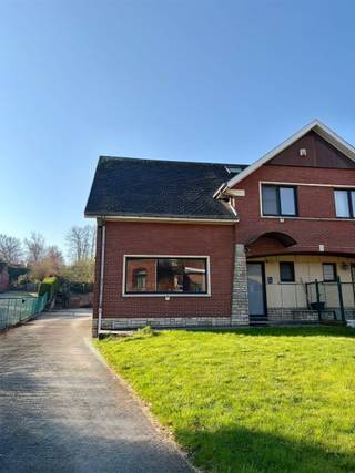 Century21 ImmoNero presents: This 3-front house located in a quiet street yet close to all amenities in Hoeilaart (including public transport,...