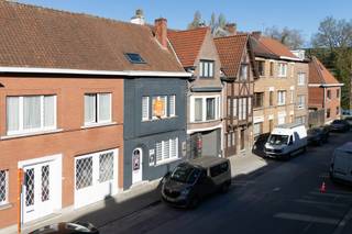<strong>Voor meer info of een bezoek bel 0475757251 of mail philip@ocvastgoed.be</strong><br /><br />Deze goed onderhouden woning is gelegen in een rustige straat, in een populaire wijk vlakbij de Gentbrugse Meersen, de oprit E17 en het station Gentbrugge. Gent centrum op fietsafstand. <br />Deze woning is tevens geschikt voor het uitoefenen van een vrij beroep.<br />Op het gelijkvloers bevindt zich een kamer die zich perfect leent tot kantoor- of behandelruimte.<br />Aansluitend een lichtrijke leefruimte met toegang tot een gezellige buitenruimte/terras, toilet en keuken. <br />Op het tussen verdiep een badkamer voorzien van douche, toilet en wastafel. <br />Op het eerste verdiep een zeer ruime kamer die de mogelijkheid biedt voor 2 ruime slaapkamers en/of een extra badkamer.<br />Overal authentieke plankenvloeren en vaste trap naar de zolder. <br />De zolder geeft de mogelijkheid om 2/3 extra slaapkamers in te richten. <br /><br />EPC 490kWh/(m<sup>2</sup>jaar), energielabel E, bij isolatie dak en vervangen gaskachels naar centrale verwarming gaat de woning naar energielabel B. <br />KI 542<br />Stedenbouwkundige inlichtingen: woongebieden, geen vergunningen, geen verkavelingsvergunning, geen rechterlijke herstelmaatregel of bestuurlijke maatregel opgelegd, voorkooprecht. <br />Geen overstromingsgevoelig gebied, P-score A, G-score A<br /><br /><strong>Voor meer info of een bezoek bel 0475757251 of mail philip@ocvastgoed.be</strong><br /><br /><br /><br /> 