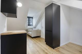 <p>**Vraag uw brochure op/bezoek aan**<br /><br />Residentie Jona is gelegen op de Leuvense stadsrand op een uiterst gunstige locatie, namelijk op de fietsdoorgang tussen de campussen situerende in centrum Leuven en de campussen gelegen in Heverlee en in de nabijheid van alle faciliteiten die een student nodig heeft. Zo bevindt sportkot zich op wandelafstand en zijn er allerlei KUL faculteiten in de buurt terug te vinden. <br /><br />De kleinschalige residentie biedt 7 hoogwaardige investeringsunits geschikt voor universiteitsstudenten, doctoraatstudenten en jonvolwassenen op zoek naar een comfortabele thuis. De units laten niets aan de verbeelding over en komen elk met privatief sanitair.<br /><br />Residentie Jona is het juiste adres voor een stabiele investering met onmiddellijk rendement!<br /><br />Interesse? Vraag je brochure op en plan uw bezoek in met onze Expert Investeringsvastgoed: jack@connect-immo.be of 0495 53 46 49<br /><br />EPC label A/ 78 kWh/m2jaar - 3452551<br />wche, gdv, gvkr, gvv</p>