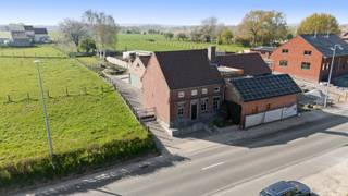 Op zoek naar een ruime, instapklare woning met tal van mogelijkheden op een groot perceel?In Voorde stellen we u graag deze veelzijdige woning voor,...