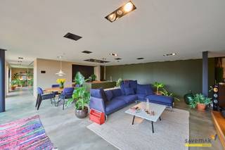 Deze uitzonderlijke loft ademt eigentijds comfort en luxe uit!Centraal gelegen tegen Lommel centrum met een makkelijke ontsluiting richting Mol of...