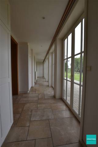 Rez-de-chausséeHall d'entréeCuisine ( four, taque électrique, frigo, encastrée )LivingSuperficie: 50,0m² ( feu ouvert )Salle à mangerÉtage 1Chambre à...