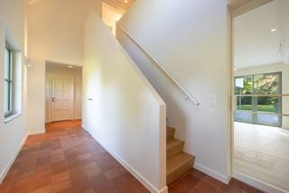 GELIJKVLOERSInkomhal 21m² op tegel met vestiaire kasten, gastentoilet en handenwasser.Bureel 7m² op tegel.Woonkamer 57m² op steenparket met gashaard...