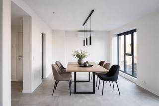 Een recent gerenoveerd, energiezuinig duplexappartement in een bijzonder kleinschalige residentie met slechts twee entiteiten. Dankzij het ontbreken van een lift en het hoge energetische comfort (EPC A) geniet dit appartement van zeer lage vaste kosten.<br /><br />De ligging is uitzonderlijk: pal aan het water van de Eedverbondkaai, op wandel- en fietsafstand van station Gent-Sint-Pieters én de Gentse binnenstad. Een unieke combinatie van rust, open zicht en stedelijke bereikbaarheid.<br /><br />Het appartement omvat aangename, lichtrijke leefvolumes. De ruime eetplaats baadt in natuurlijk licht en biedt een prachtig uitzicht op het water. Aansluitend bevinden zich een stijlvol afgewerkte badkamer met dubbele wastafel en douche, evenals een eerste volwaardige slaapkamer.<br /><br />Op de verdieping bevindt zich een polyvalente ruimte die perfect kan functioneren als tweede slaapkamer, bureau of extra leefruimte. Een absolute troef hier is het privatieve terras, dat zorgt voor een fijne buitenbeleving op dit niveau.<br /><br />De entiteit werd recent gerenoveerd en afgewerkt met oog voor kwaliteit en detail, wat resulteert in een hoge staat van afwerking en een instapklaar geheel.<br />Praktisch: op het gelijkvloers is er ruimte voor het stallen van een fiets, en in de onmiddellijke omgeving zijn ruime parkeermogelijkheden beschikbaar.<br /><br />Een interessante opportuniteit voor ouders met studerende kinderen, doorstarters of investeerders die op zoek zijn naar een kwalitatief, energiezuinig appartement op een topligging aan het water.<br /><br />Voor meer info neem contact op met info@vicusvastgoed.be of +32 468 02 26 50