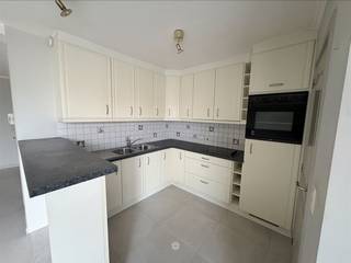 <p><span>NAZARETH - </span><span>Bent u op zoek naar een appartement met 2 slaapkamers, vlak bij het centrum van Nazareth? </span></p><p><span>Dan is dit pand mogelijk iets voor u. </span></p><p><span> </span></p><p><span>De belangrijkste kenmerken in een notendop: </span></p><ul><li><span>Lichtrijk appartement</span></li></ul><ul><li><span>Groot terras </span></li><li><span>Vlot bereikbaar, winkels en handelszaken op wandelafstand</span></li><li><span>Afgesloten garagebox in de huurprijs</span></li></ul><p><span> </span></p><p><span>Zo ziet het pand eruit: </span></p><p><span>Gelegen op de eerste verdieping. U komt binnen in een lichtrijke woonkamer met aansluitend de keuken. De keuken is uitgerust met een kookplaat, dampkap, oven en koelkast en biedt toegang tot de berging. </span></p><p><span>Aan de voorzijde van het appartement bevindt zich een balkon. Verder beschikt het appartement over twee volwaardige slaapkamers die uitgeven op een terras van 8m². De badkamer is voorzien van een dubbele wastafel en bad-douche combinatie. Tot slot is er een afgesloten garagebox.</span></p><p><span> </span></p><p><span>Beschikbaar vanaf 01/08/2026</span></p><p><span>Huurprijs: €810 + € 50 Gemeenschappelijke kosten.</span></p><p><span>Excl. elektriciteit, gas en water<br /><br /></span></p><p><span>Interesse? </span><span>Voor een bezoek ter plaatse, vul het huurprofiel in via onze website</span><span>: <span>www.axellenaerts.be/huren</span></span><span> </span></p><p><span> </span></p>